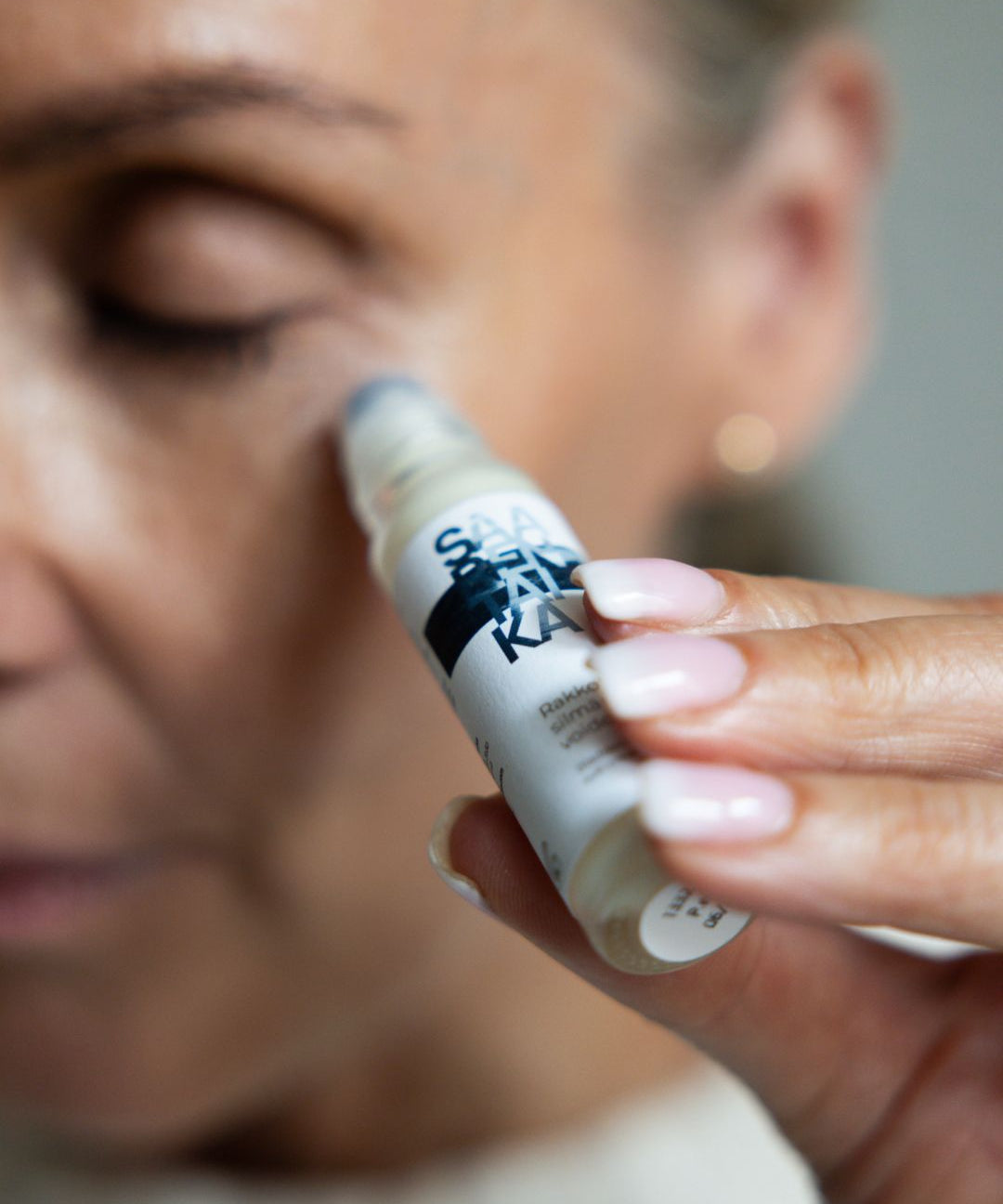 Woman applying Saaren Taika Bladderwrack Eye Cream under her eye, skincare for fine lines and wrinkles